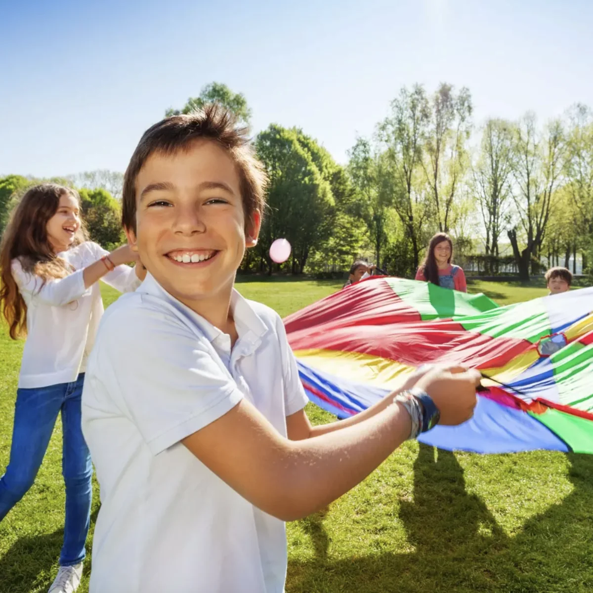 Kinder spielen miteinander