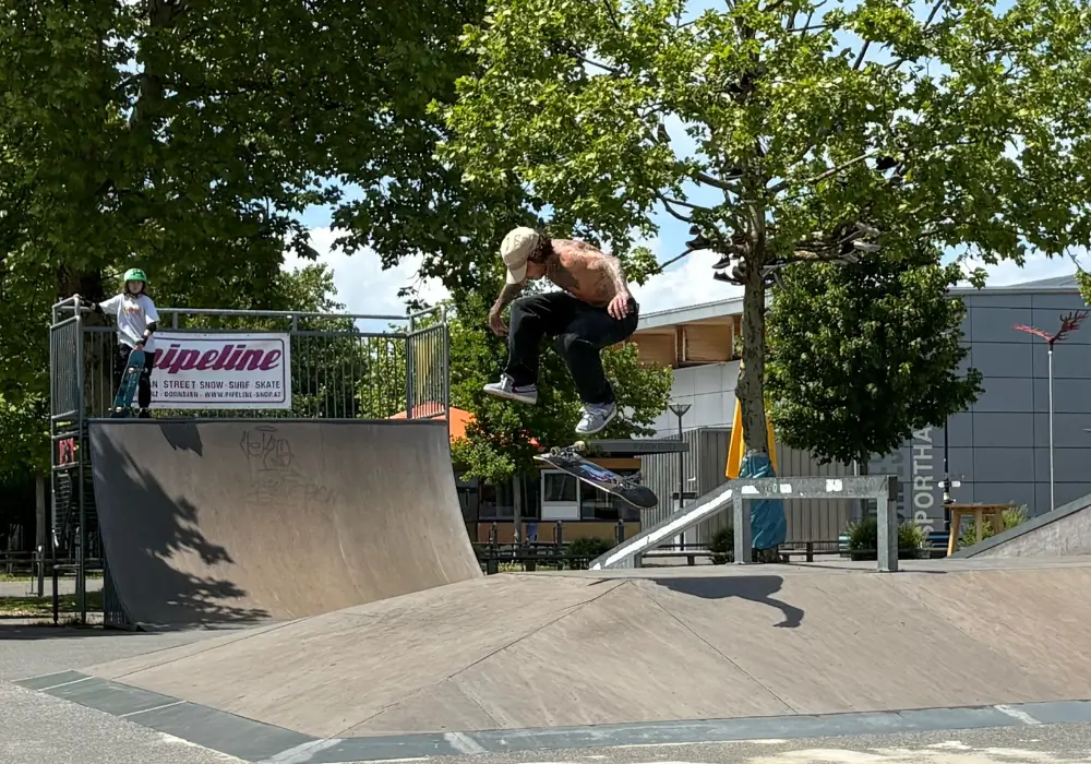 Ein jump mit dem Skateboard