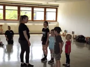 Kinder stehen vor der Trainerin
