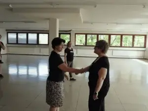 Zwei Frauen geben sich die Hand