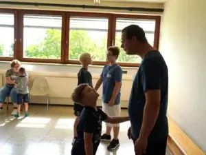 Vater und Sohn üben Abstand