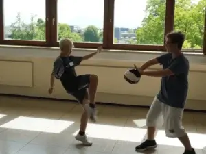 Zwei Jungs üben Kickboxen